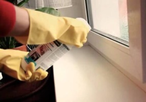 Как очистить оконное стекло от краски без царапин